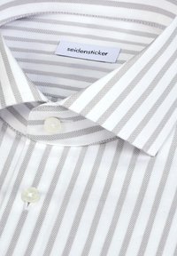 Wit overhemd met verticale grijze strepen, een button-down kraag en een klein, geborduurd merkembleem. Glad katoenen stof.