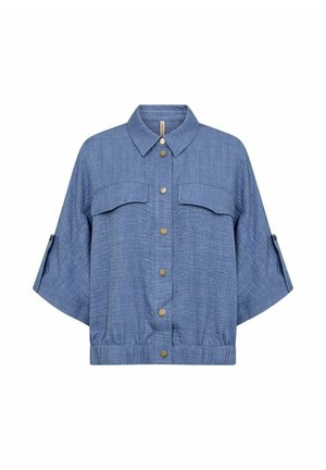 Blauw overhemd met korte mouwen, knoopsluiting, kraag, twee borstzakken met klep en opgerolde mouwen die vastzitten met knooplusjes.