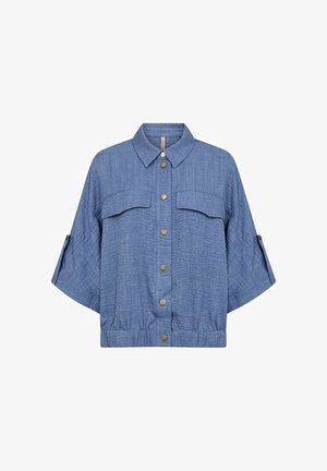 Blauw overhemd met korte mouwen, knoopsluiting, kraag, twee borstzakken met klep en opgerolde mouwen die vastzitten met knooplusjes.