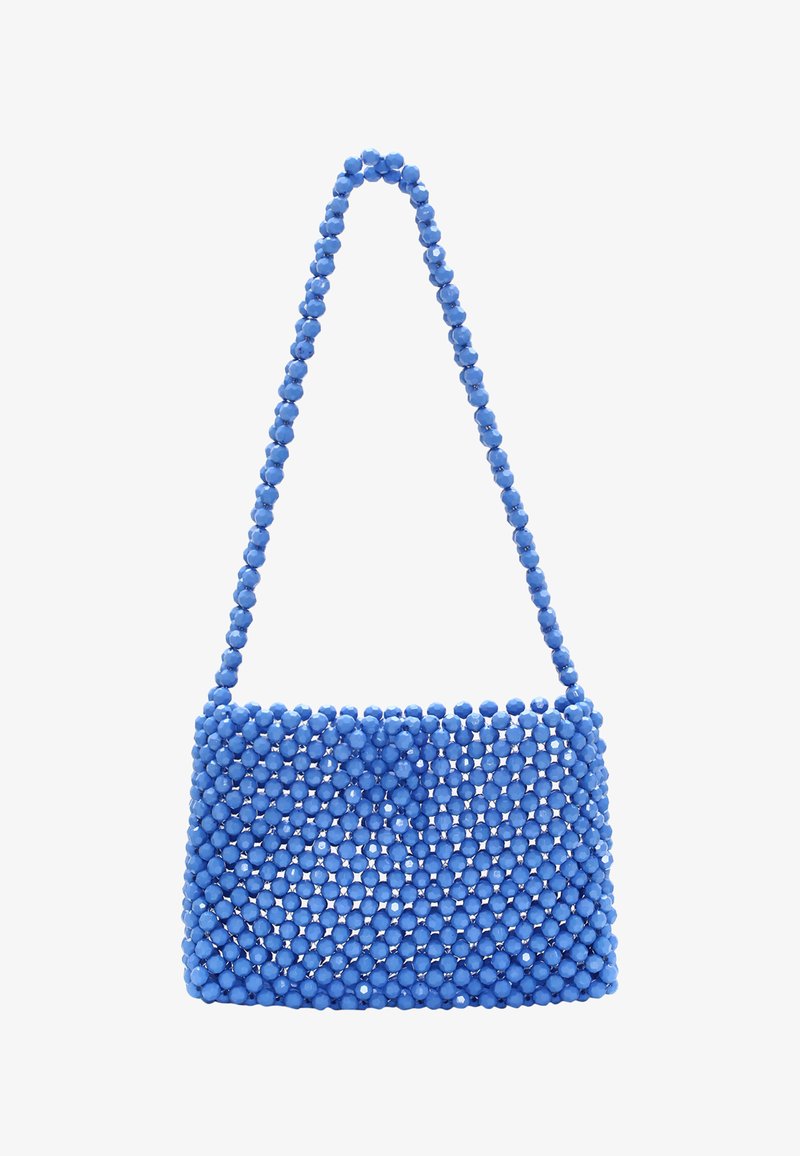 Niebieska torebka z koralików o sztywnym, prostokątnym kształcie, z koralikowym paskiem i teksturowaną powierzchnią wykonaną z błyszczących koralików.