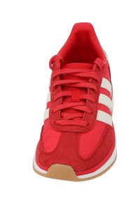 Rode sneaker met een combinatie van soepel textiel en suede. Klassiek ontwerp met witte strepen, ronde neus en een gestructureerde gumzool.