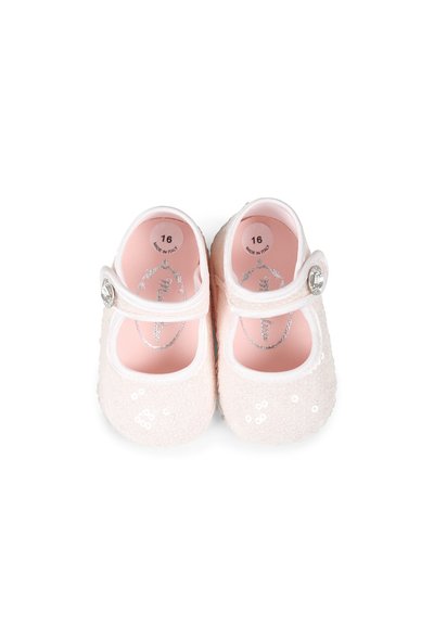 Chaussures Mary Jane pour enfants, rose clair, avec une texture pailletée, bout rond, bord blanc et une boucle décorative sur la sangle. Taille 16.