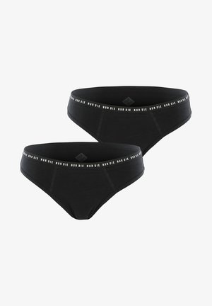 Schwarze Baumwollbikini-Unterwäsche mit breitem elastischem Bund und weißer Schrift. Glatte Textur und nahtloses Design. Zwei Teile abgebildet.