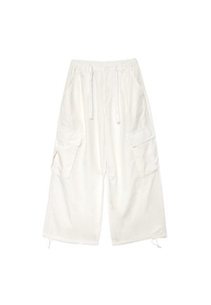 Pantalon cargo blanc ample à jambes larges, avec taille à cordon de serrage et grandes poches latérales, présenté sur un fond blanc.