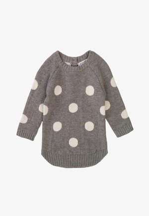 Grå strikket sweater med hvide prikker, rund halsudskæring og ribkant ved ærmerne og kanten. Har en afslappet pasform med en let buet bund.