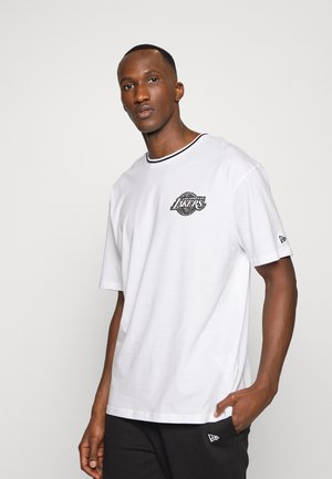 New Era NBA DISTRESSED GRAPHIC OVERSIZED TEE LOS ANGELES LAKERS - Equipación de clubes - white