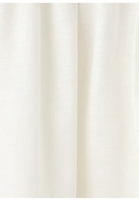 Tissu couleur crème avec de subtils plis verticaux, montrant une texture douce et lisse et une teinte naturelle blanc cassé.