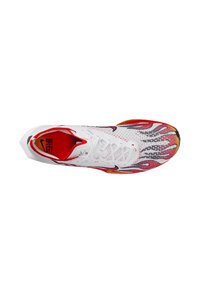 Scarpa sportiva bianca con motivi a fiamma rossi e arancioni sulla punta. Parte superiore in rete, dettagli texturizzati e rivestimento interno rosso. Accenti neri presenti.