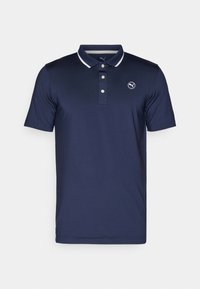 Polo shirt bleu marine en tissu lisse, avec un col à trois boutons, des accents de col blanc et un logo sur la poitrine gauche.