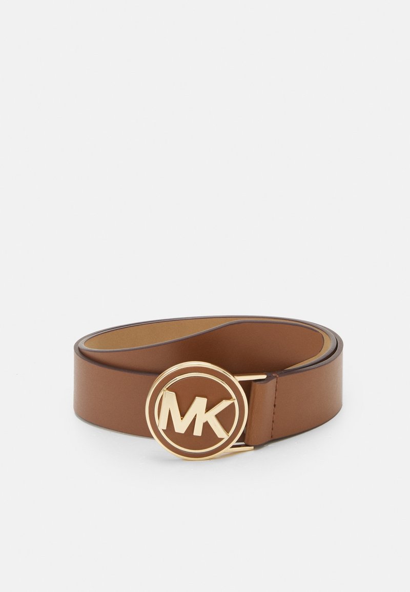 Ceinture en cuir marron avec une boucle ronde dorée comportant les lettres MK au centre sur fond blanc.