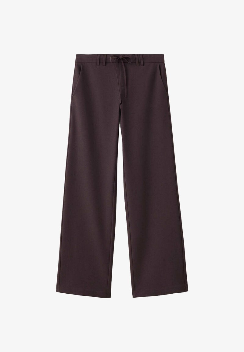 Pantalon large marron foncé avec poches avant et cordon de serrage à la taille, présenté à plat sur fond blanc.