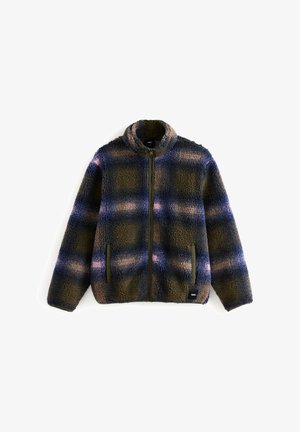 Fleece jas in marineblauw, olijfgroen en beige ruitpatroon; voorzien van een hoge kraag, ritssluiting en twee zijzakken. Zacht, textuurstof.