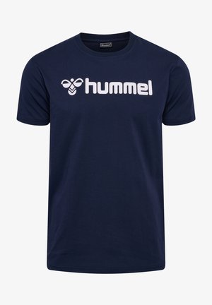 T-shirt in cotone di colore blu navy con maniche corte, colletto tondo e logo "hummel" bianco stampato sul davanti. Texture liscia e design casual.