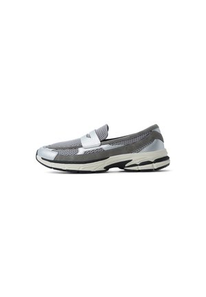 - Sneakersy niskie