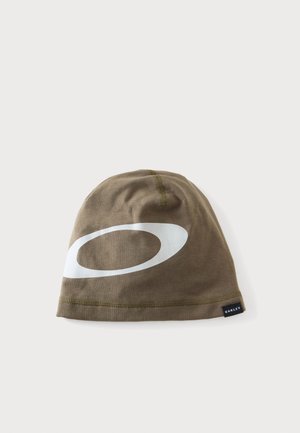Braune Oakley-Mütze mit großem weißem ovalem Logo und kleinem schwarzem Markenetikett am unteren Rand vor weißem Hintergrund.