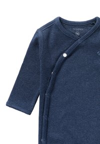 Granatowy, prążkowany, d�ługi bodysuit z długim rękawem, z zatrzaskami, miękka tekstura oraz okrągły dekolt. Widoczna metka rozmiaru 56 w okolicy kołnierza.