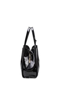 Borsa in pelle verniciata nera con una forma strutturata, doppio manico e chiusura a zip dorata nella parte superiore. Presenta una texture liscia e lucida.