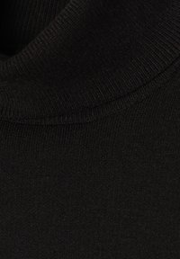 Tessuto a maglia nero con collo alto arrotolato. Superficie strutturata con motivo a costine sottili. Materiale morbido e flessibile.