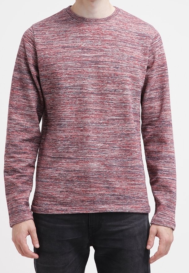 Sweat-shirt à manches longues et col rond en maille chinée rouge et grise, doté d'un tissu texturé et d'une coupe décontractée.