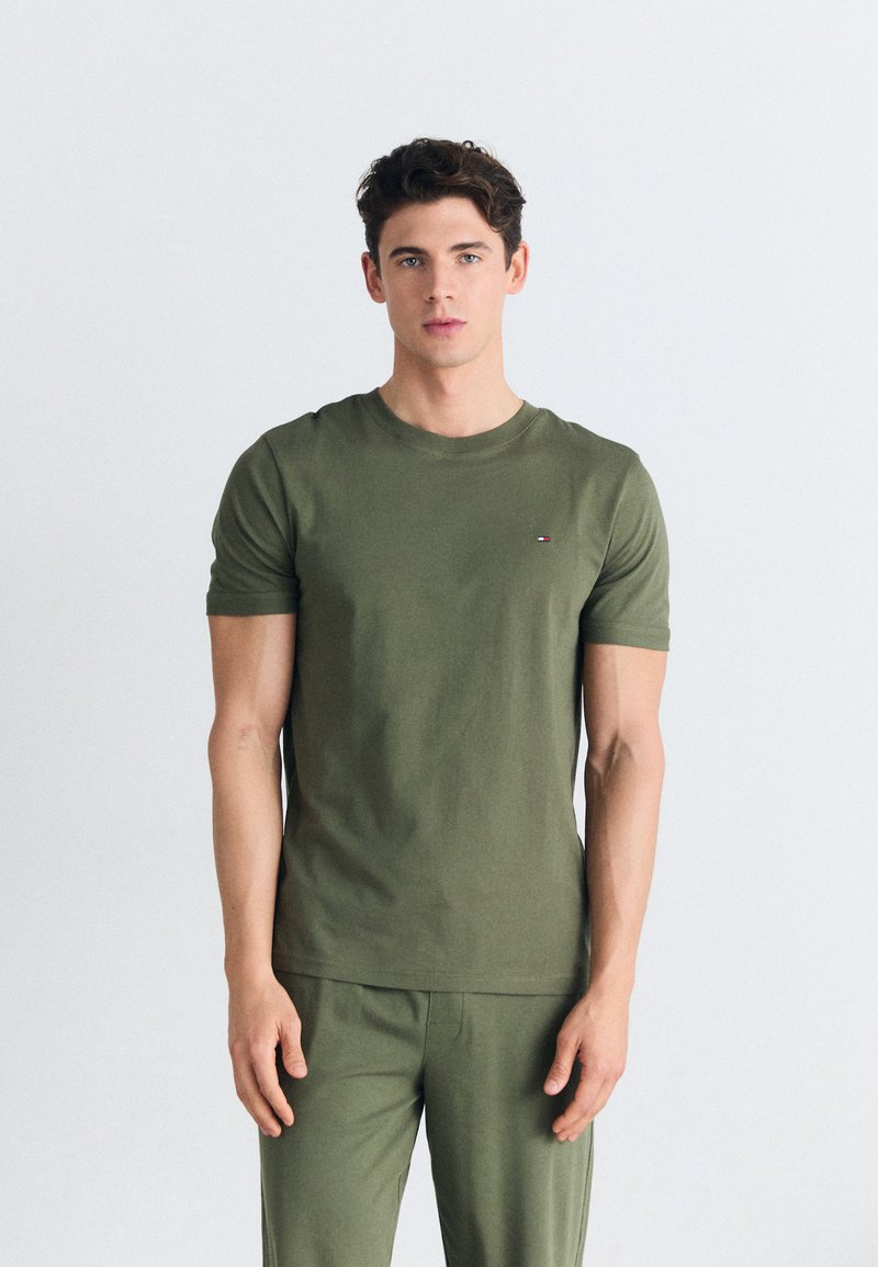 Tommy Hilfiger - ESSENTIALS TEE - Pyjama top - utility olive, Enlarge