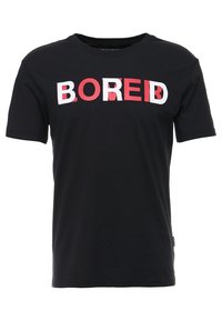 T-shirt nera in cotone con maniche corte, caratterizzata dal testo "BORED" in lettere maiuscole bianche e rosse sulla parte anteriore. Texture liscia.