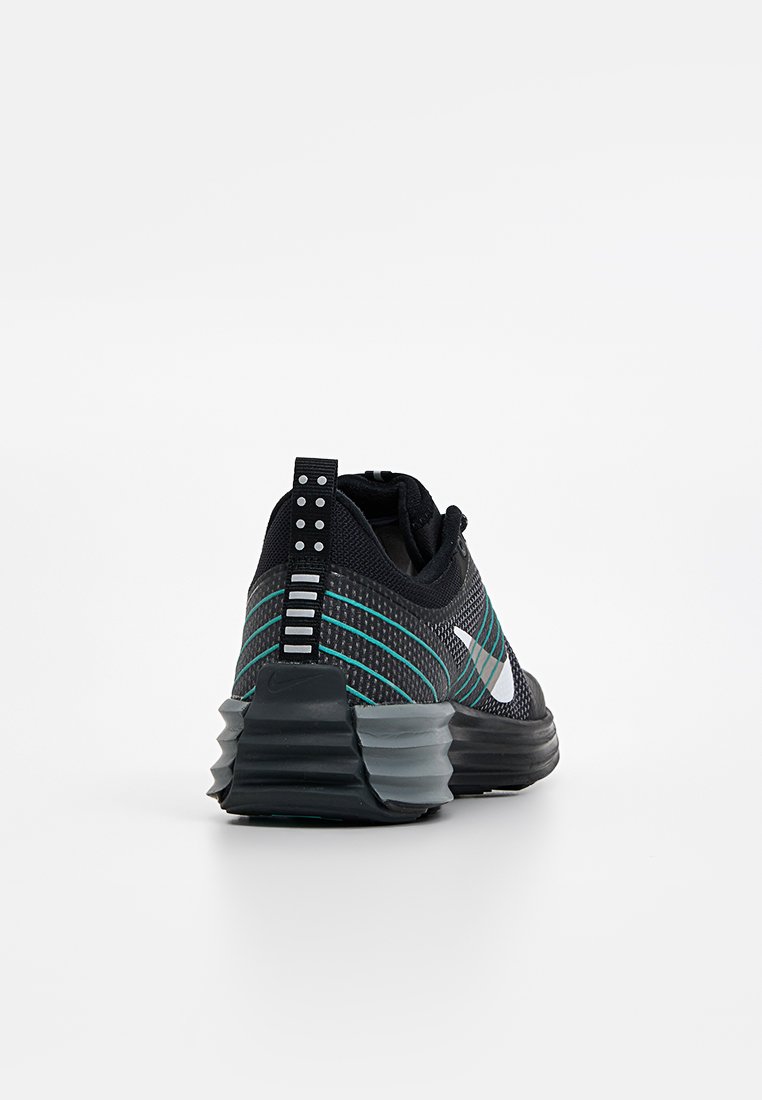 Zapatilla deportiva negra con parte superior de malla, acentos en color aqua, logo reflectante y suela acolchada. Presenta un talón con diseño y una lengüeta trasera.