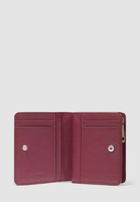 Cartera abierta de cuero burdeos con múltiples ranuras para tarjetas, un bolsillo con botón a presión y un compartimento con cremallera sobre un fondo gris claro.