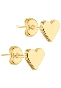 Guld hjärtformade studs med polerad yta, utrustade med en säker tryck-bak post och graverade detaljer på sidan.