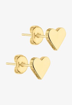 Boucles d'oreilles en forme de cœur en or avec une finition polie, dotées d'un fermoir à tige à pression sécurisé et de détails gravés sur le côté.