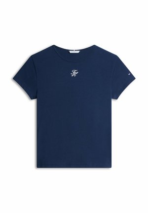 T-shirt a maniche corte blu navy con logo bianco "TH" sul petto e piccolo emblema a forma di bandiera sulla manica sinistra.