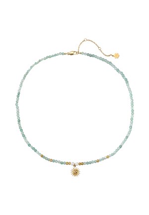 Zarte Halskette mit kleinen hellblauen Perlen, goldenen Akzenten, zwei weißen Perlen und einem goldenen, sonnförmigen Anhänger mit einem Gesicht in der Mitte.