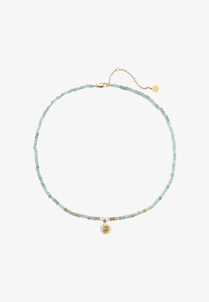 Zarte Halskette mit kleinen hellblauen Perlen, goldenen Akzenten, zwei weißen Perlen und einem goldenen, sonnförmigen Anhänger mit einem Gesicht in der Mitte.