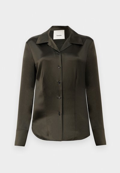 Camicia in satin verde oliva con bottoni, colletto a punta, maniche lunghe e bottoni neri, caratterizzata da una texture liscia e una vestibilità sartoriale.