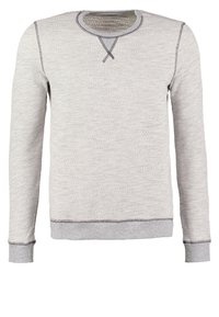 Pull gris clair à col rond avec manches longues, tissu texturé, poignets et ourlet côtelés, et détail de couture contrastante en gris foncé.
