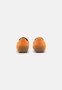 Kreem Suede loaferid, millel on sile tekstuur ja madal profiil, kerge pruun kummitald ning Geox bränding kandadel.