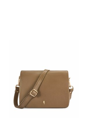 Brązowa skórzana torba na ramię z regulowanym paskiem i małym złotym logo z przodu, na białym tle.