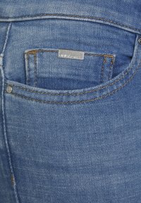ONLY Tall ONLCORAL LIFE  - Calças de ganga de corte skinny - medium blue denim