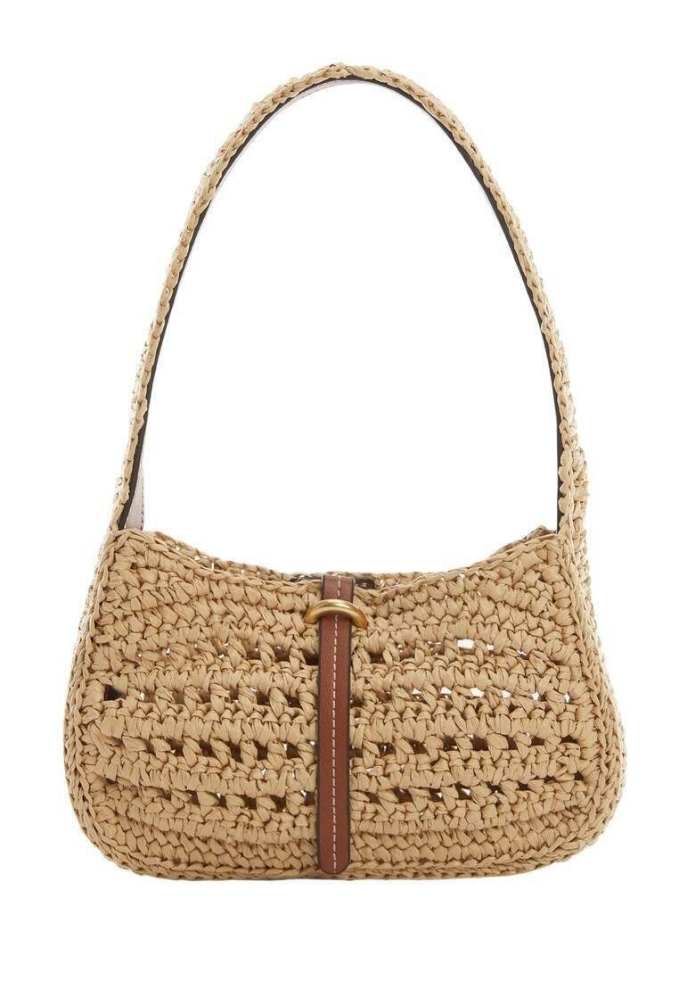 Beige gebreide handtas met een gebogen vorm, afgewerkt met een bruine leren schouderband en een gouden hardware accent in het midden.