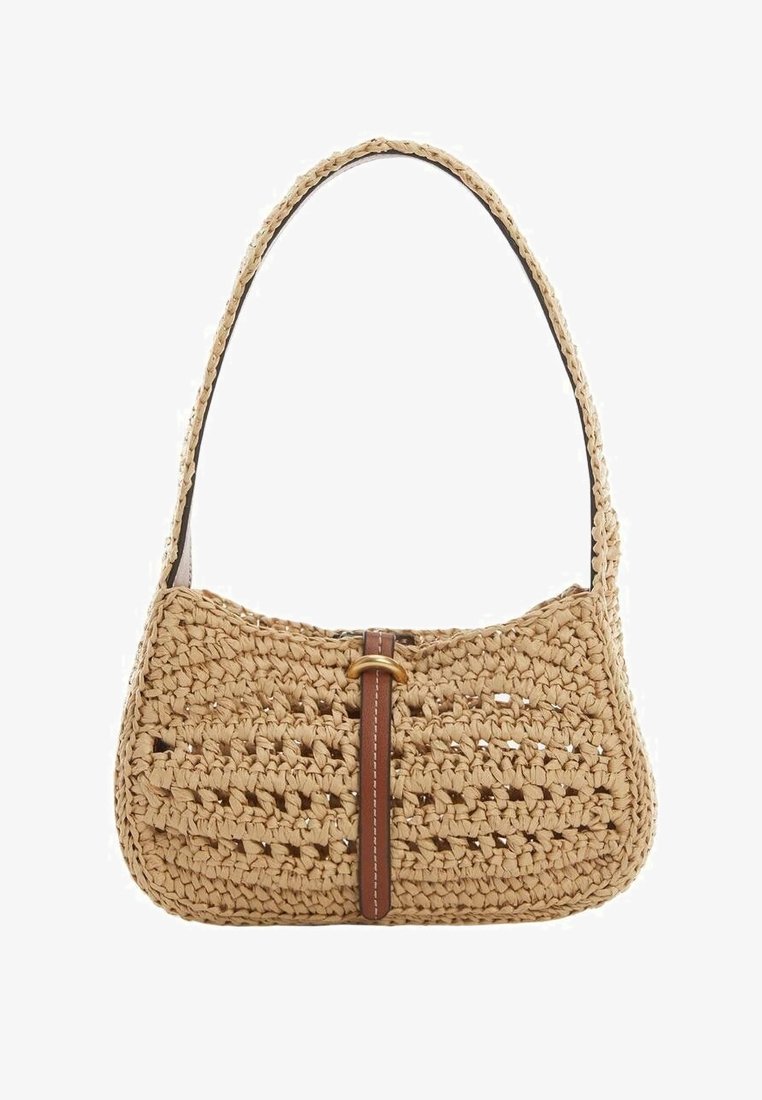 Beige gebreide handtas met een gebogen vorm, afgewerkt met een bruine leren schouderband en een gouden hardware accent in het midden.