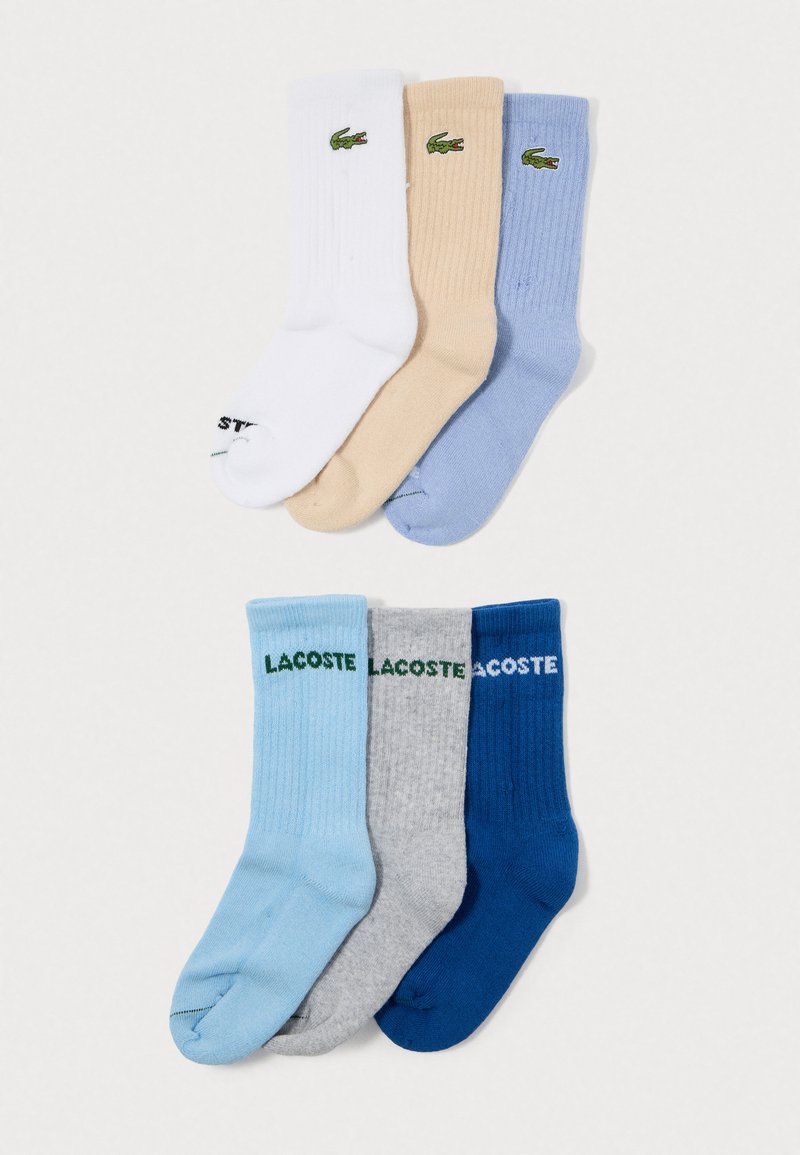 Šeši poros dryžuotų crew kojinių baltoje, bežinėje, šviesiai mėlynoje, pilkoje ir tamsiai mėlynoje spalvose su Lacoste logotipu ant kraštų ar kulkšnies.