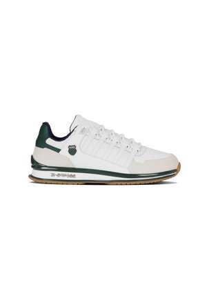 Hvid og grøn K-Swiss sneaker med snøredesign, ruskindstykke på tåen og mærkelogo på siden og sålen, vist i profil på hvid baggrund.