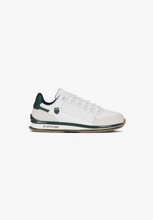 Zapatilla K-Swiss blanca y verde con diseño de cordones, puntera de ante y logo de la marca en el lateral y la suela, mostrada de perfil sobre fondo blanco.