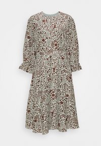 Blommigt mönstrad klänning i kräm och vinröd. Har långa ärmar med volangkragar och en rund halsringning. A-linjeformad silhuett med en flödande design.