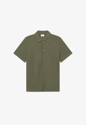 Polo majica kratkih rukava u maslinasto zelenoj boji, s teksturiranim pletenim uzorkom, oštrim kragnom i pet zlatnih dugmadi sprijeda.