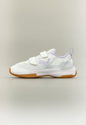 Witte en lichtpaarse Puma-sneaker met een rubberen zool, twee klittenbandriemen en een lus aan de hiel voor makkelijk aantrekken.