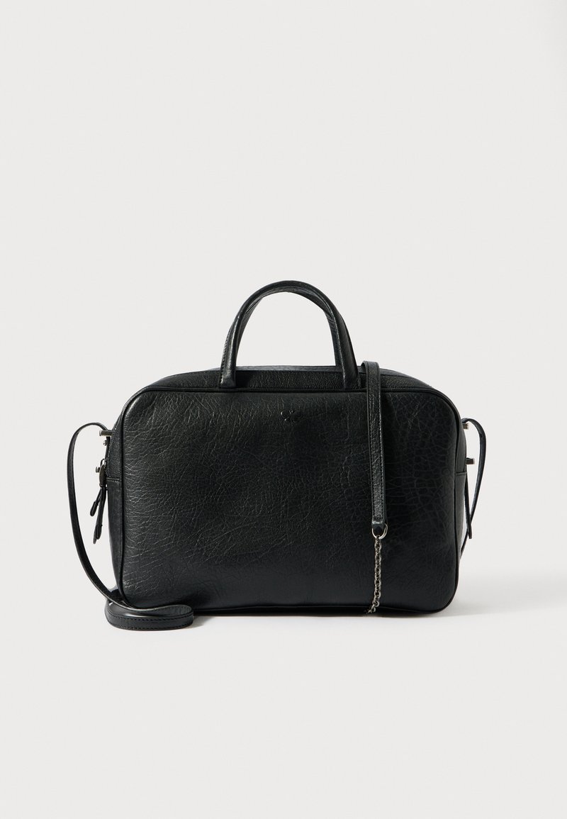Fekete bőrtáska texturált felülettel, két felső fogóval, levehető vállpánttal és diszkrét fém kiegészítőkkel.