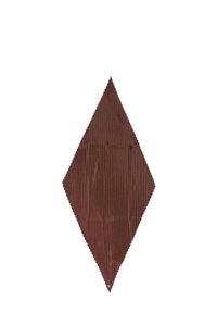 Du papier de soie marron en forme de diamant avec une texture rainurée sur un fond blanc.