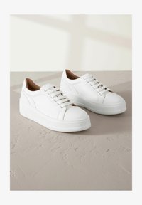 Unselected, white