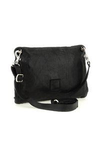 Borsa a tracolla in pelle nera con finitura testurizzata. Presenta una chiusura con zip, una tracolla regolabile e dettagli in hardware color argento.