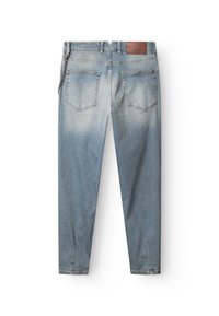 Lichtblauwe spijkerbroeken van denim met een vervaagd effect, vijf zakken, een leren label aan de achterkant en een kettingdetail aan de zijkant.